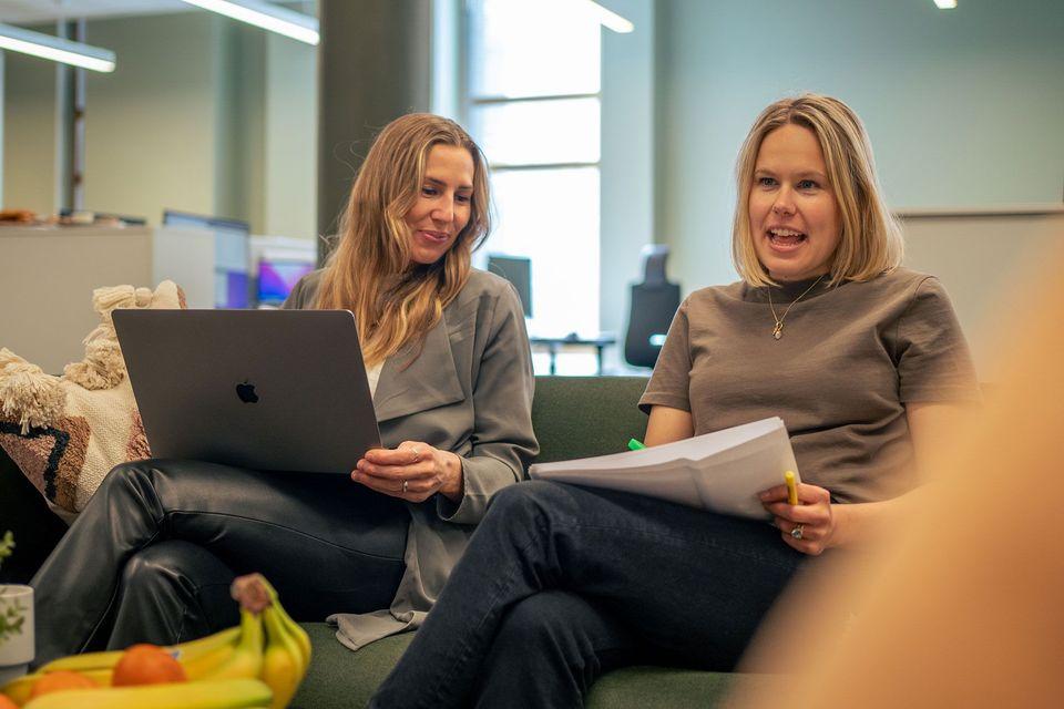 To kvinner jobber med laptop